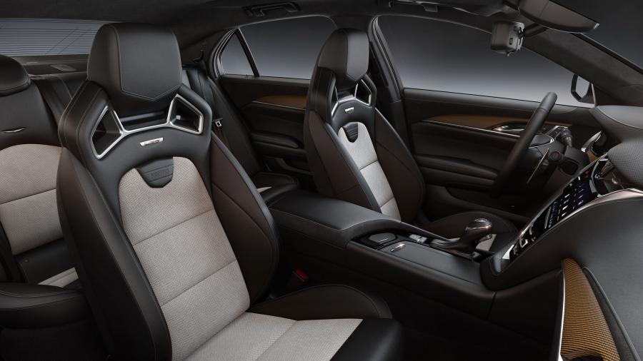 Интерьер Cadillac CTS-V Pedestal Edition 2018 года  (NA) (фото 3 из 4)